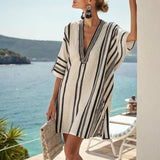 Dámská pruhovaná tunika Boho Kaftan – černá bílá s vyšívaným výstřihem do V